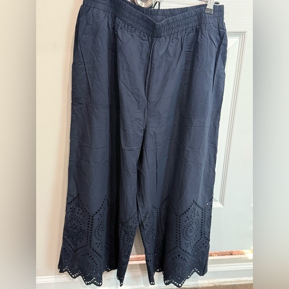 Dex
Plus Eyelet Lace Cropped Pull-On Pants in navy size XL - Picture 4 of 10